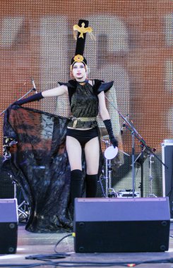 Model siyah elbise ve altın tonları.