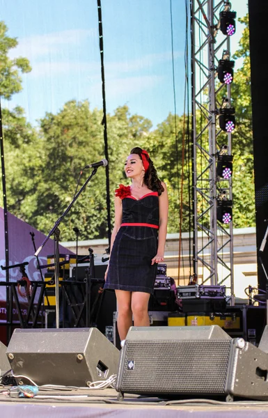 La cantante en el escenario abierto . —  Fotos de Stock