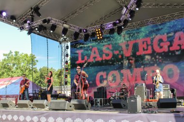 Grup pop müzisyenler Harley Davidson Festivali.