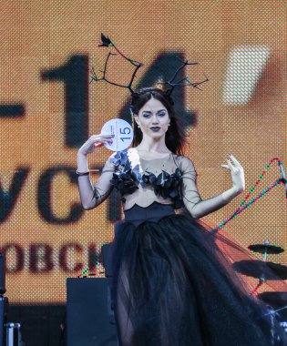 Kız sunan giysi Tasarımcısı portre.