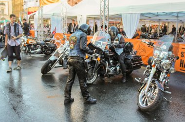 Son zamanlarda bisikletçileri geldi.