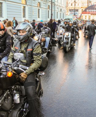 Festivalde bisikletçileri büyük bir grup geliyor.