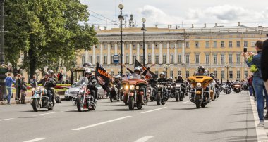 Saray motosiklet seyahat etmek sütun.