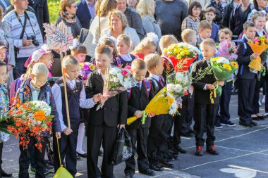 Öğrenciler çiçek ile bir grup.