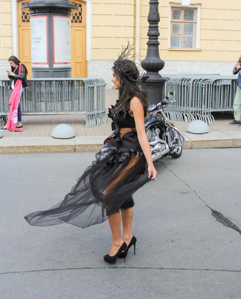 Mädchen, display designer dress. — Stockfoto