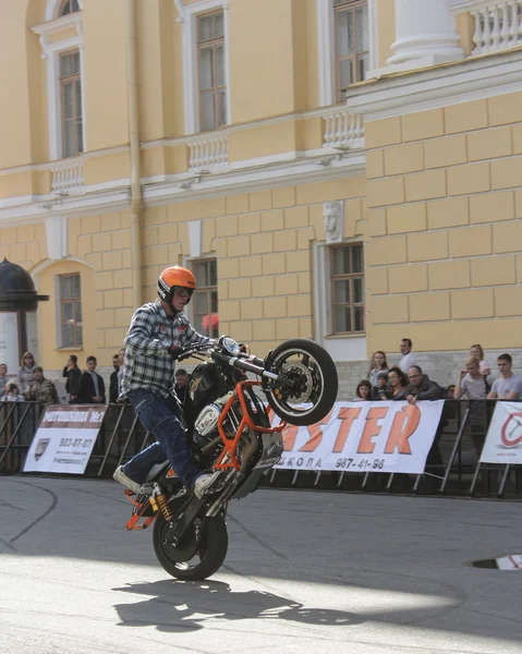 La montée de la moto sur la roue arrière . — Photo