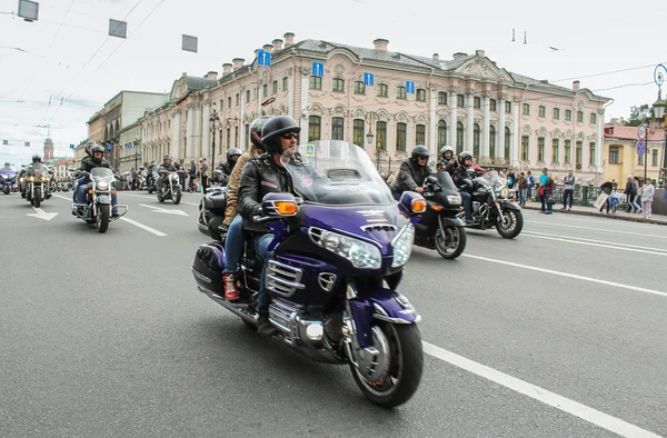 Motorrijders die langs Nevsky Prospekt varen. — Stockfoto