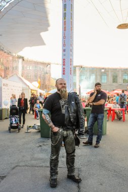 Bisikletçinin deri ceket omzunun üzerine.