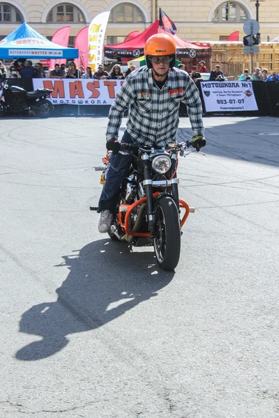 Biker andar de pé . — Fotografia de Stock