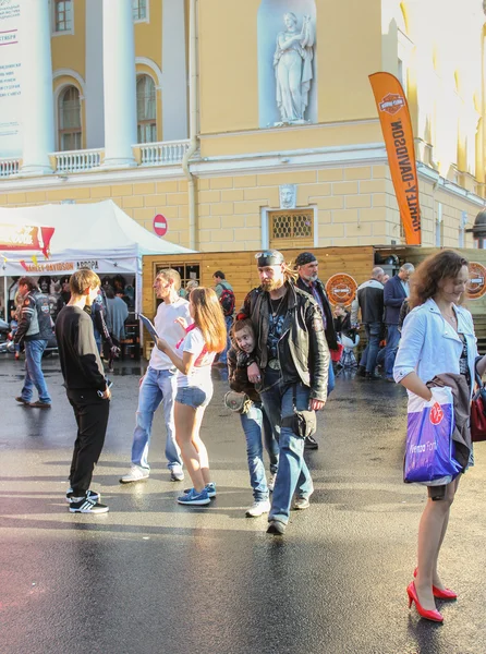 Pessoas diferentes Praça Ostrovsky . — Fotografia de Stock