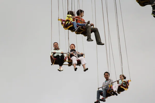 Menschen hängen hoch in der Luft. — Stockfoto