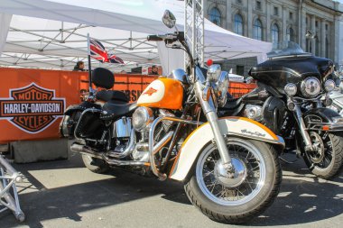 Bir bayrak ile motosiklet.