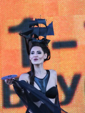 Bir tasarımcı elbise tatlı kız.