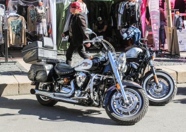 İki güçlü motosiklet.