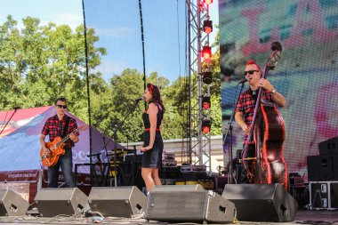 Açık sahne alanı'nda pop sanatçısı.