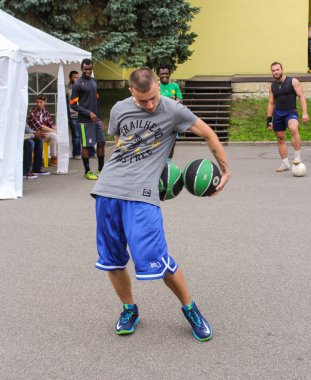 Oyunun iki testisle.