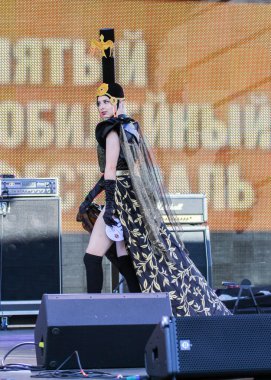 Tasarımcı Elbise temsil ediyor.