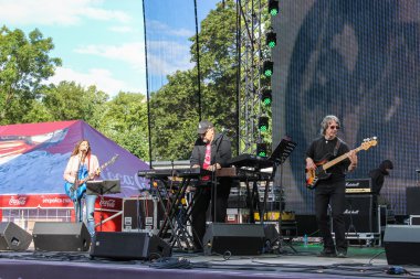 Rock müzisyenleri Sahne Alanı'nda.