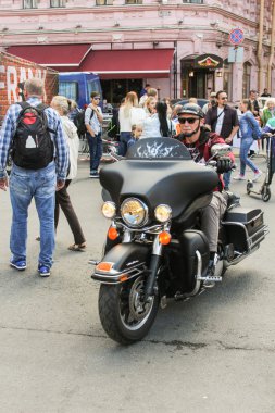 Motosiklet sürmek insanlar arasında.