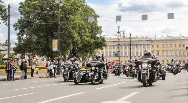 sepet ile motosiklet.