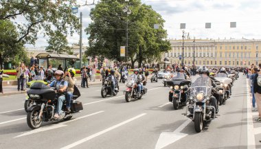 Bisikletçileri büyük konvoy.