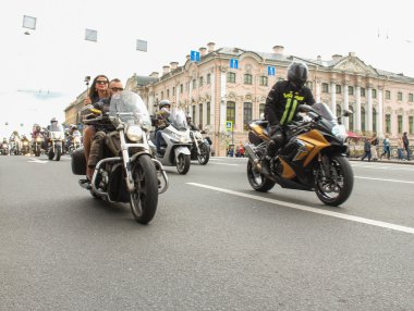 İnsanlar üzerinde motosiklet köprüde seyahat.