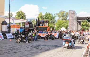 Bisikletçileri sitesinde gezmeye.