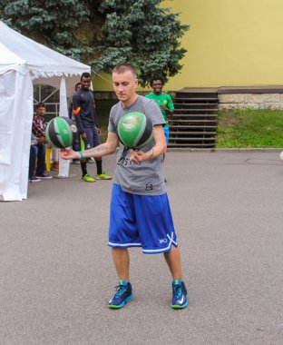 Adam tutarak iki dönen topu.