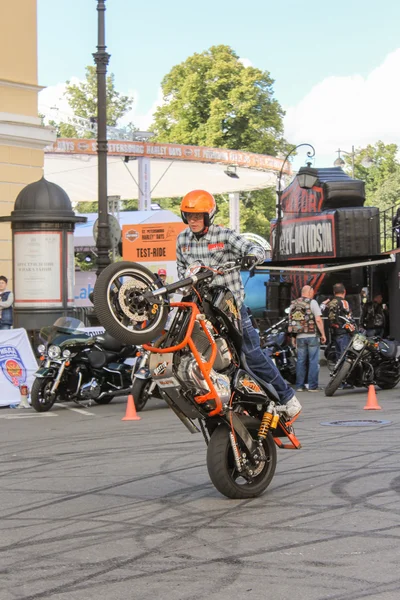 Biker ukazující na motorce řidičské dovednosti. — Stock fotografie