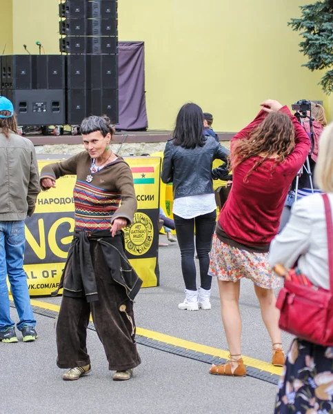 Couple dancing among the people. — Stock Photo, Image