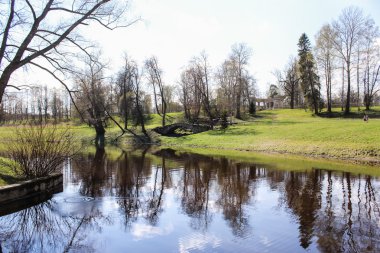 Eski taş köprü nehir kıyısında '.