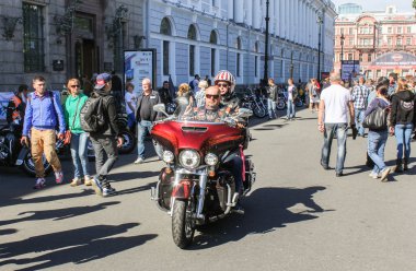 Motorcu bir motosiklet üzerinde bir çift.