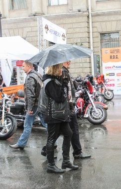 Bisikletçileri bir şemsiye altında birkaç.