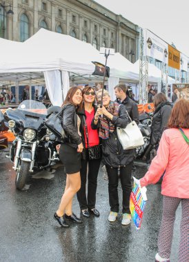 Bir grup kadın selfie yapma.