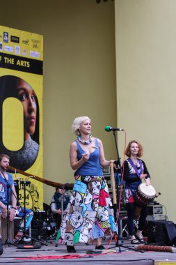 Mikrofon kıza dans.