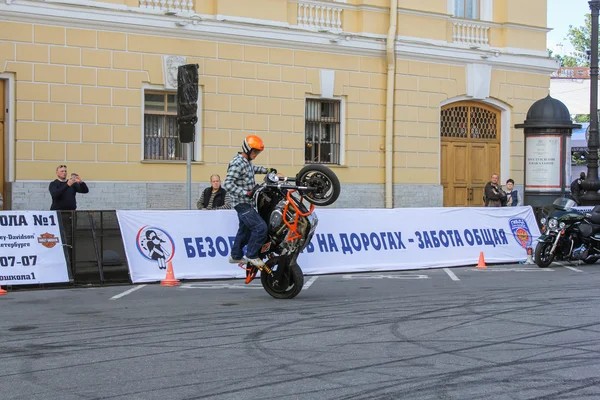 Biker zobrazeno řidičské dovednosti. — Stock fotografie