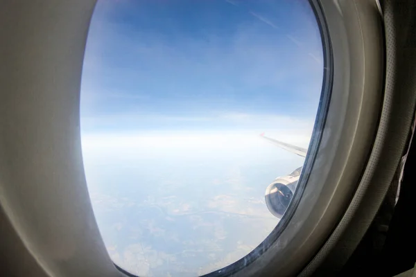 乘坐飞机在圣彼得堡辛菲罗波尔航班上飞行 — 图库照片