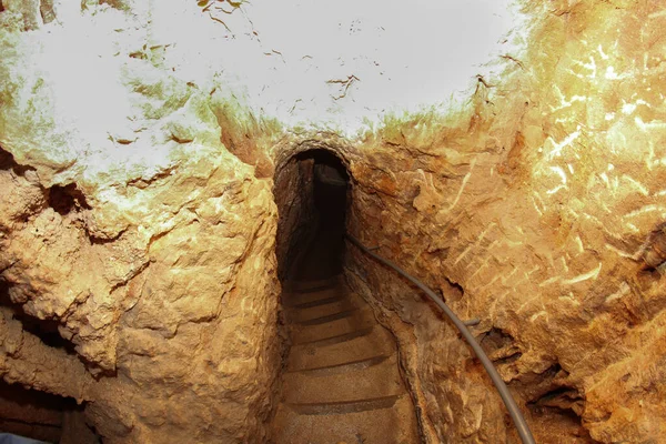 Kırım Chatyr Dag Dağ Sırasındaki Mamut Mağarasını Ziyaret Edin — Stok fotoğraf
