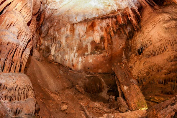 Επίσκεψη Στο Σπήλαιο Των Μαμούθ Στην Οροσειρά Chatyr Dag Της — Φωτογραφία Αρχείου