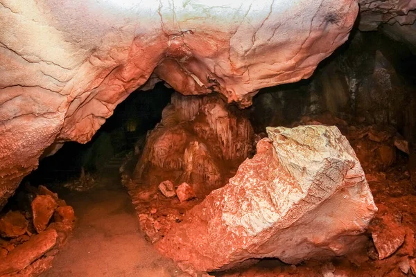 Επίσκεψη Στο Σπήλαιο Των Μαμούθ Στην Οροσειρά Chatyr Dag Της — Φωτογραφία Αρχείου