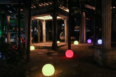 Güney gecesinde, deniz kenarında bir otelde.