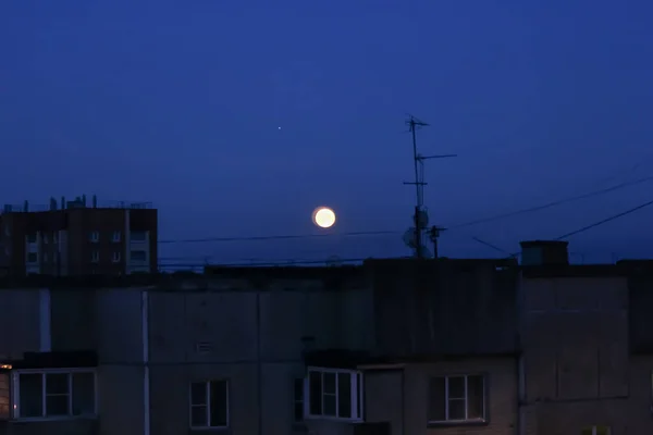 Bulan Kota Luar Jendela — Stok Foto