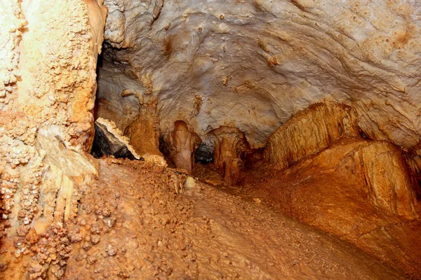 Kırım Chatyr Dag Dağ Sırasındaki Mamut Mağarasını Ziyaret Edin — Stok fotoğraf