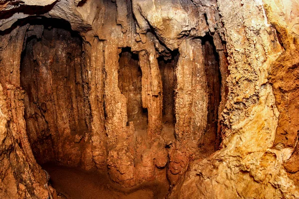 クリミア半島のチャテュロス ダグ山脈のマンモスの洞窟を訪れる — ストック写真