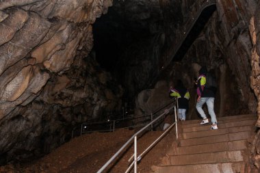 Kırım 'ın Chatyr-Dag dağ sırasındaki mamut mağarasını ziyaret edin. Chatyr-Dag, Kırım - 5 Eylül 2020.
