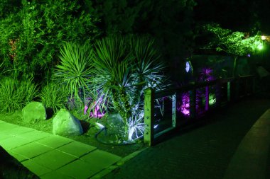 Güney gecesinde, deniz kenarında bir otelde.