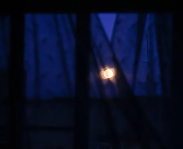Lune Dans Ville Devant Fenêtre — Photo