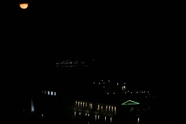 海の近くのホテルでの南部の夜 — ストック写真
