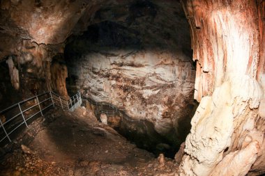 Kırım 'ın Chatyr-Dag dağ sırasındaki mamut mağarasını ziyaret edin..