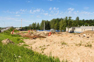 Volkhov Nehri boyunca Kirishi 'de bir yol köprüsü inşa ediliyor..